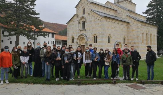 Një grup i fëmijëve të fshatit Isniq vizitojnë Manastirin e Deçanit