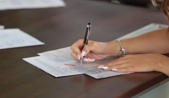Gruaja nga Zveçani e mashtron motrën, e bën ta nënshkruajë një dokument