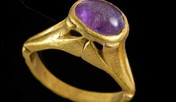 Zbulohet unaza e lashtë që besohet se shëronte dhimbjen e kokës