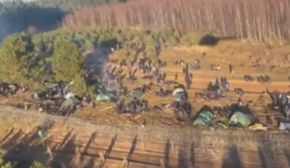 Pamje nga helikopteri: Emigrantët të dyndur në kufirin Bjellorusi – Poloni