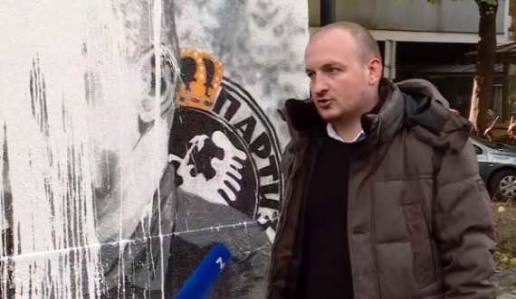 Flet politikani që ia përplasi kovën me ngjyrë muralit të Ratko Mlladiqit