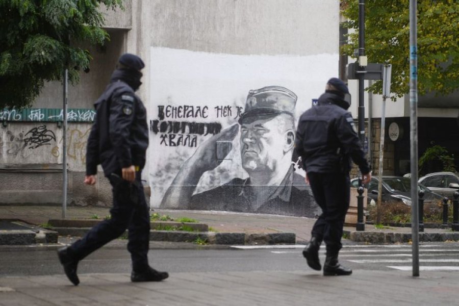 Vuçiqi e identifikon Serbinë me Mlladiqin, thotë se aktivistja që hodhi ve në muralin e kriminelit deshi ta dëmtonte vendin