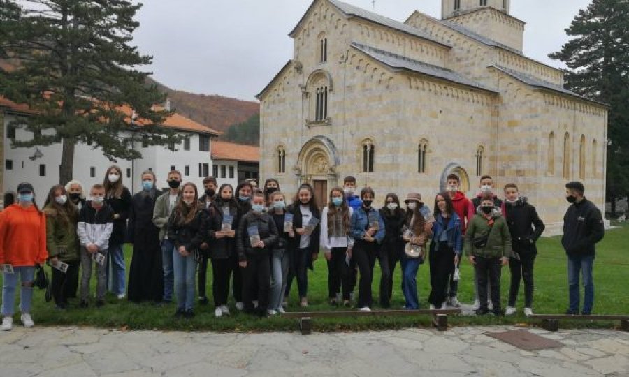 Një grup i fëmijëve të fshatit Isniq vizitojnë Manastirin e Deçanit