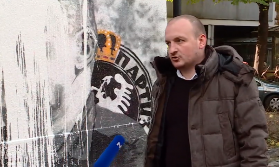 Flet politikani që ia përplasi kovën me ngjyrë muralit të Ratko Mlladiqit