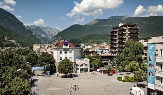 Pasi e sulmoj fizikisht vajzën arrestohet babai i saj