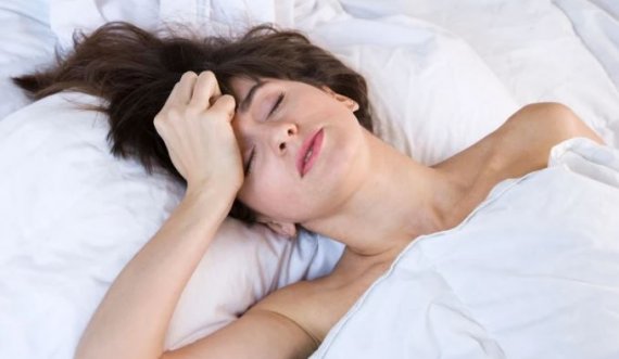 Pse djersitni gjatë natës në gjumë? Ja problemet shëndetësore nga të cilat mund të vuani