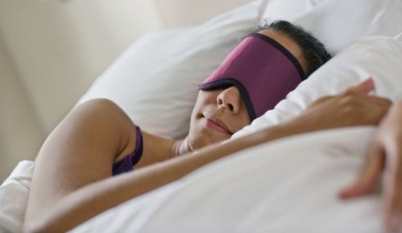 Shkencëtarët sugjerojnë këtë pozicion gjumi për të parandaluar rrudhat