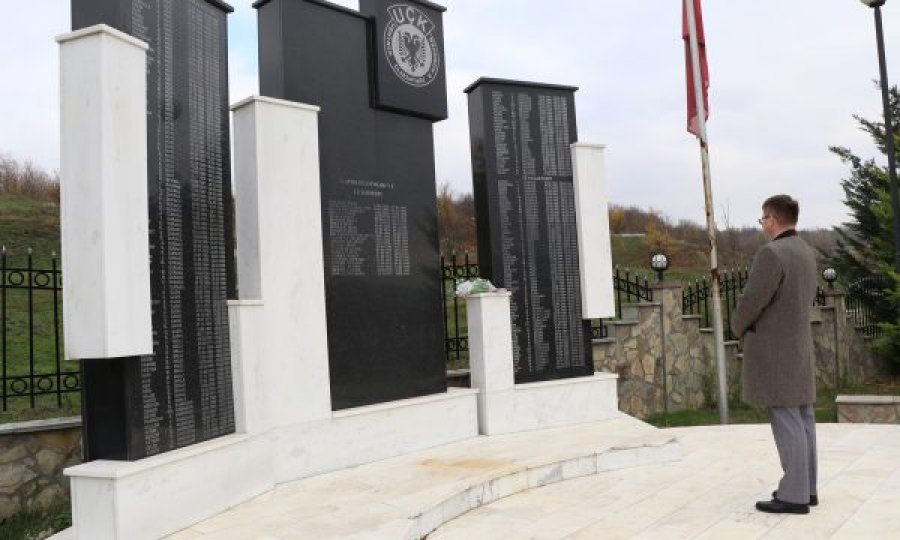 Ambasadori britanik bën homazhe para pllakës së UÇK-së në Krushë të Madhe