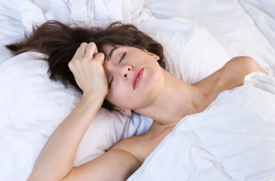 Pse djersitni gjatë natës në gjumë? Ja problemet shëndetësore nga të cilat mund të vuani