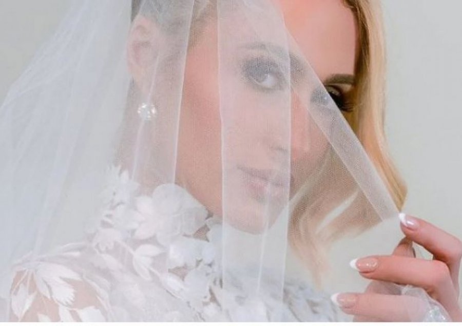 Paris Hilton martohet në një ceremoni private në Los Angeles