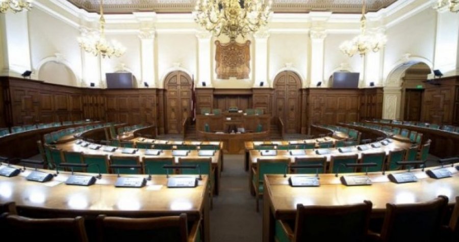 Shteti që po përjashton deputetët e pavaksinuar nga parlamenti
