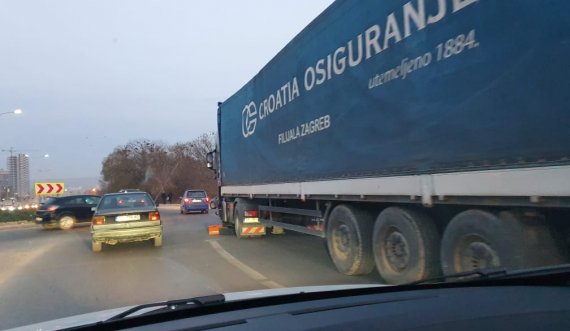 Prishet kamioni në hyrje të Prishtinës, shkaktohen kolona deri në Fushë Kosovë