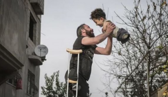Fotoja e tyre përloti gjithë botën, Italia ofron mbështetje për babain sirian dhe djalin e tij