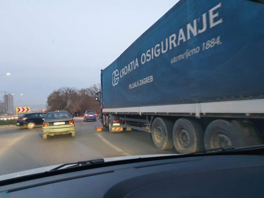 Prishet kamioni në hyrje të Prishtinës, shkaktohen kolona deri në Fushë Kosovë