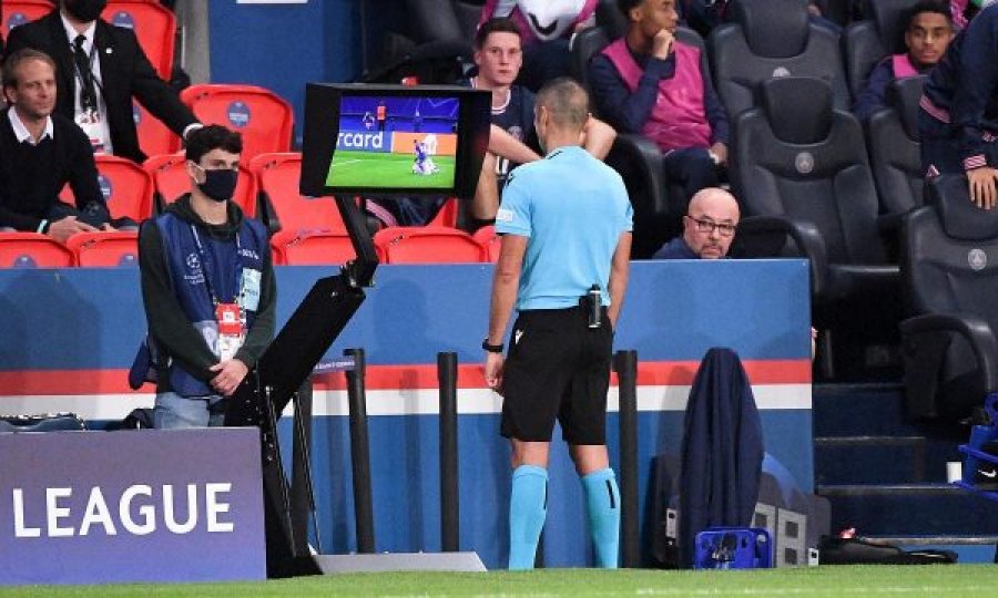 “VAR-i po e shkatërron futbollin, lërini gjyqtarët të gabojnë”