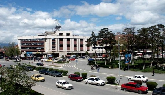 Dëmtuan pasqyrën e veturës, dy të arrestuar në Gjakovë