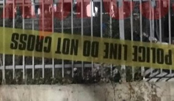 Familjarët e zyrtares policore mbërrijnë në vendin ku ajo u gjet pa shenja jete