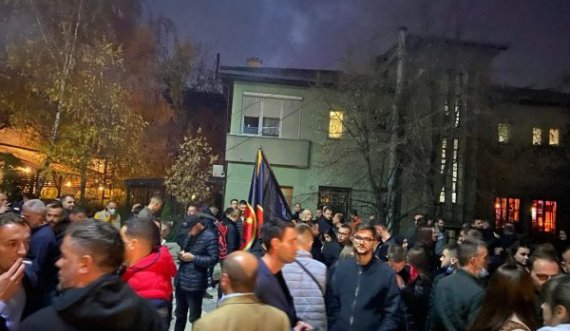 Simpatizantë të shumtë para selisë së LDK-së në Prishtinë