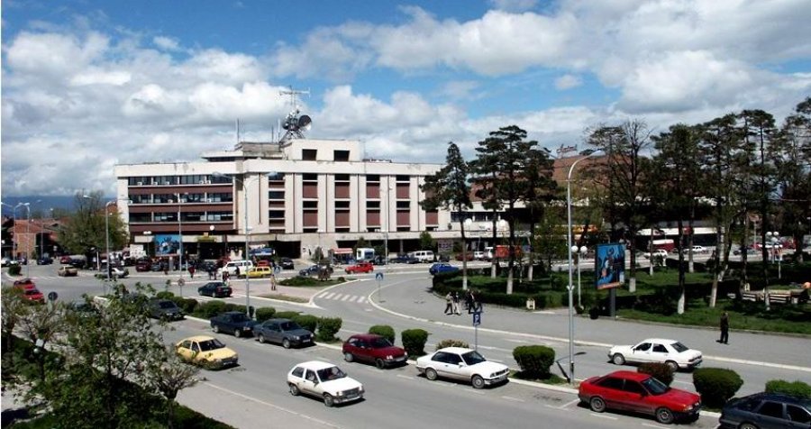Dëmtuan pasqyrën e veturës, dy të arrestuar në Gjakovë
