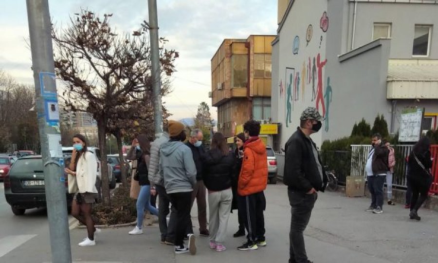 Zv.ministri shihet duke qëndruar pranë një shkolle në Gjilan, thotë se nuk u bëri presion qytetarëve