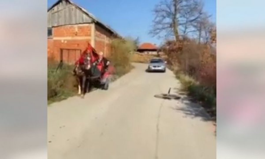 Qytetari shkon me karrocë e kali për të votuar në Podujevë