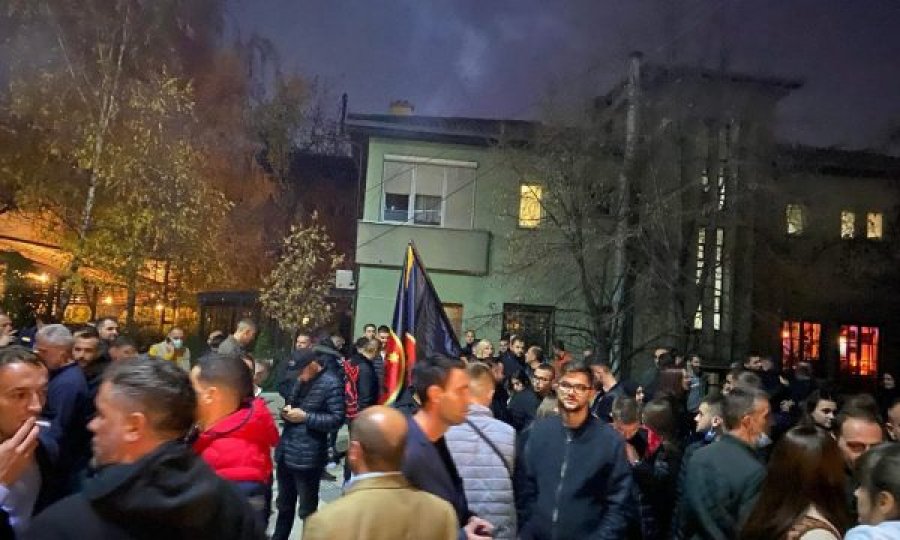 Simpatizantë të shumtë para selisë së LDK-së në Prishtinë