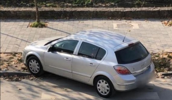 Parkoi automjetin në trotuar, Policia gjobit qytetarin 