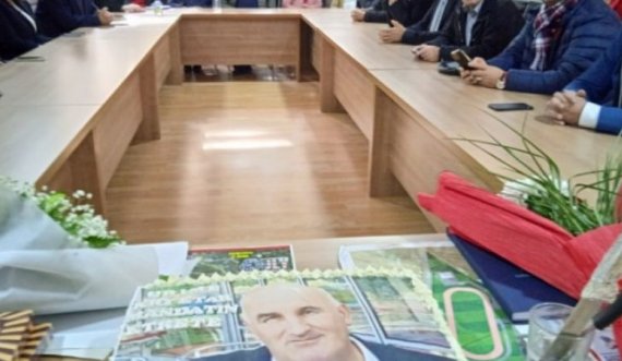 Mandati i tretë: Kolegët e presin në komunë Sokol Halitin me torte e lule
