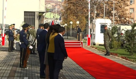 Kryeministri kroat arrin në Kosovë, nis ceremonia e pritjes