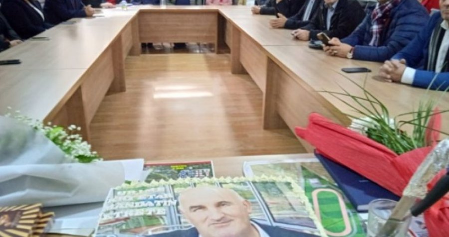 Mandati i tretë: Kolegët e presin në komunë Sokol Halitin me torte e lule