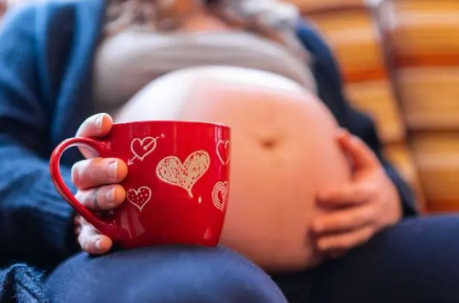 A duhet të konsumoni kafe gjatë shtatzënisë? Studimi i fundit zbulon rreziqet me të cilat mund të përballeni nëse pini më shumë se…