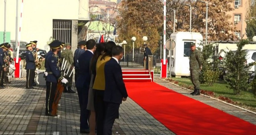 Kryeministri kroat arrin në Kosovë, nis ceremonia e pritjes