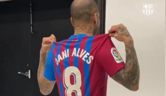 Dani Alves merr numrin e Andres Iniestas