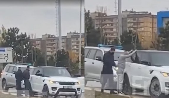 Ndalesa e Don Xhonit, gjendet armë në veturën e kontrolluar nga policia