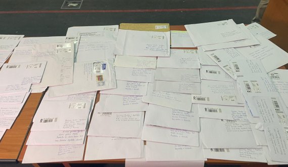 Votat me postë për Junik, Dragash e Mamushë dyshohet se janë shkruar nga e njëjta dorë