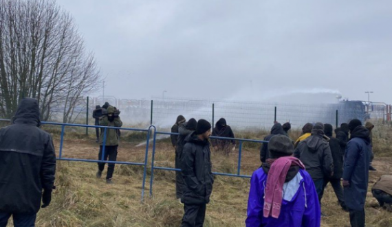 Forcat polake përdorin ujë e gaz lotsjellës kundër emigrantëve