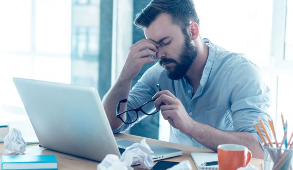 Duhet t’i shmangim! 5 zakone që na bëjnë të ndihemi të lodhur në punë