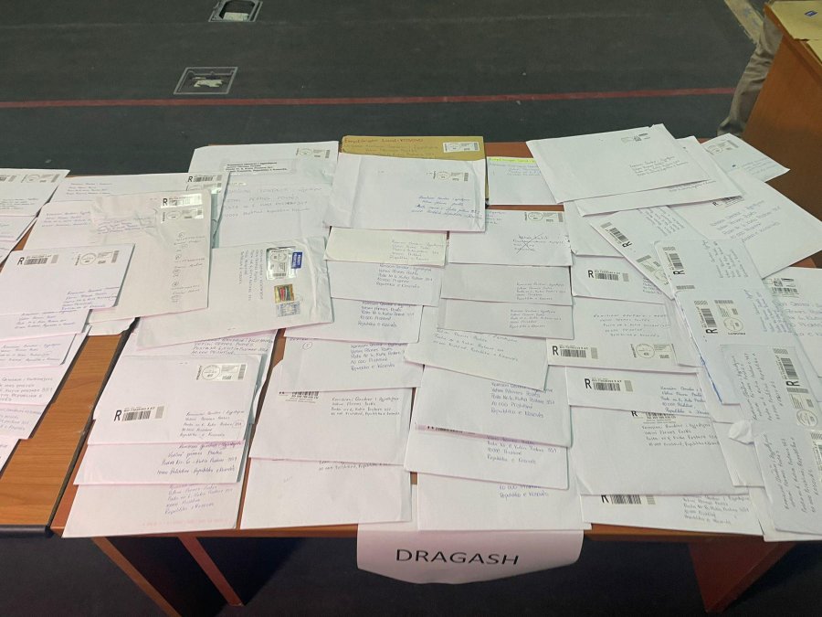 Votat me postë për Junik, Dragash e Mamushë dyshohet se janë shkruar nga e njëjta dorë