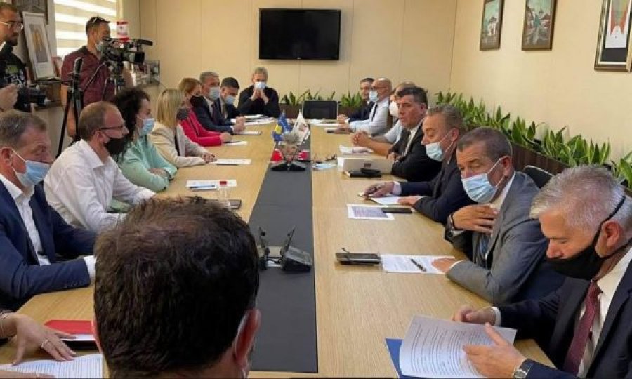 Lutfi Haziri mbledh drejtorët, bëhet gati t’ia dorëzojë detyrën Alban Hysenit