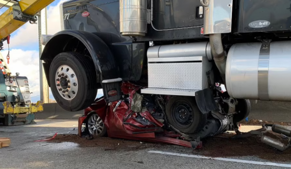 Kamioni mbi veturë: Një grua shpëton mrekullisht nga aksidenti i rëndë