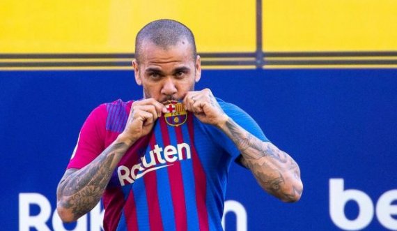Alves prezantohet te Barca dhe i paralajmëron të gjithë: “Kush ka dyshime do të marrë përgjigje në fushë”