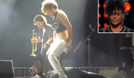 E pazakontë/ Këngëtarja e muzikës ‘rock’ zhvishet dhe urinon mbi kokën e një fansi në koncert (VIDEO)