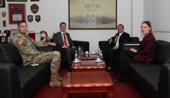 Eksperti amerikan i bashkohet ekipit të Ministrit të Mbrojtjes, Armend Mehaj