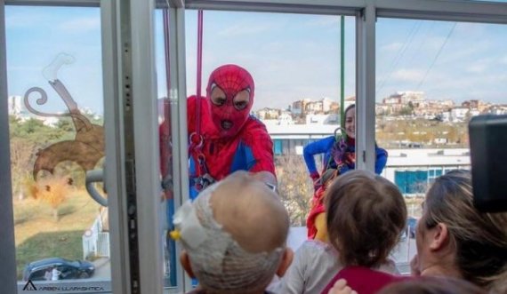 “Superheronjtë” suprizojnë fëmijët e shtrirë në klinikën e Pediatrisë në QKUK