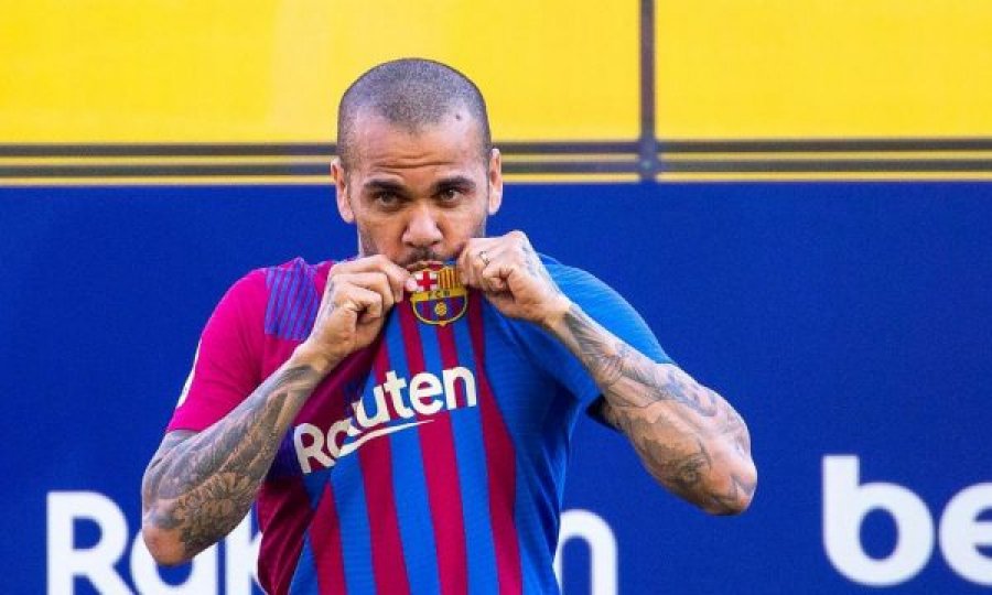 Alves prezantohet te Barca dhe i paralajmëron të gjithë: “Kush ka dyshime do të marrë përgjigje në fushë”