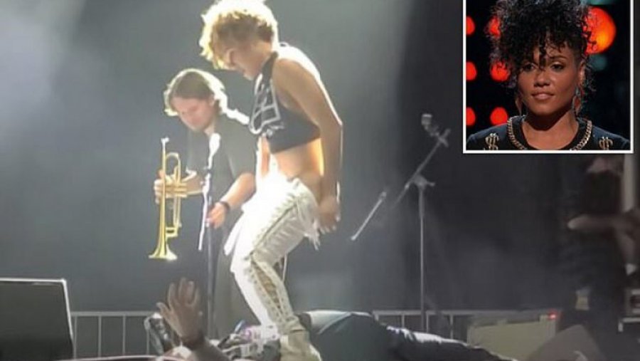E pazakontë/ Këngëtarja e muzikës ‘rock’ zhvishet dhe urinon mbi kokën e një fansi në koncert (VIDEO)