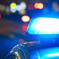 Sulmuesi i veshur si ninxha plagosi me shpatë dy police
