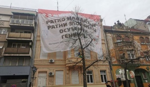 Në Serbi shfaqet një banderolë ku shkruhet se Mlladiqi është kriminel, një agjent i BIA-s e heq nga ndërtesa