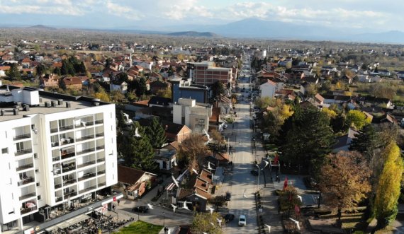 Deçanasit i gjenden kallash dhe fishekë në shtëpi