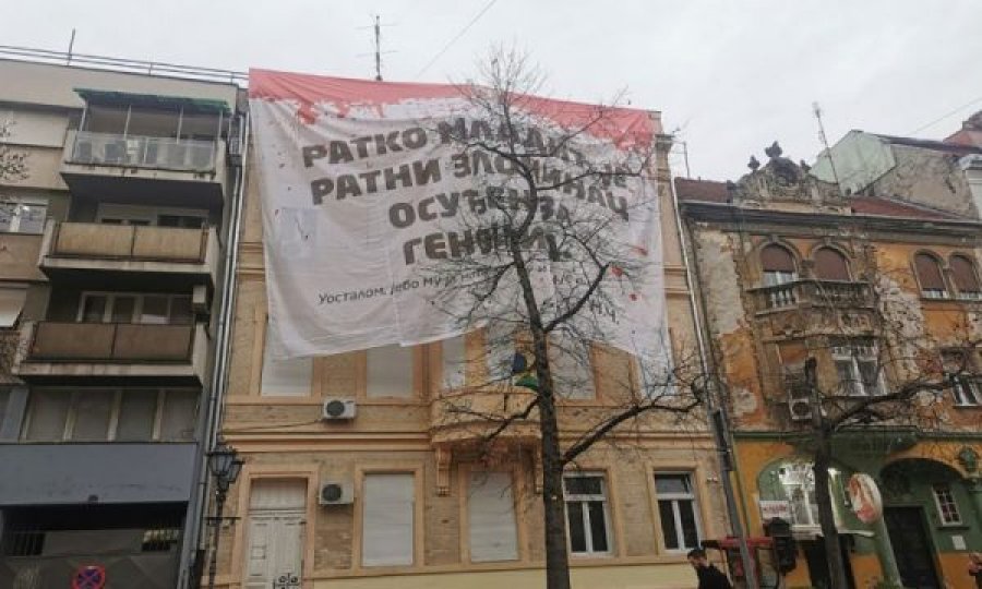 Në Serbi shfaqet një banderolë ku shkruhet se Mlladiqi është kriminel, një agjent i BIA-s e heq nga ndërtesa